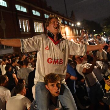 Fulham returns to Premier League with Brentford win