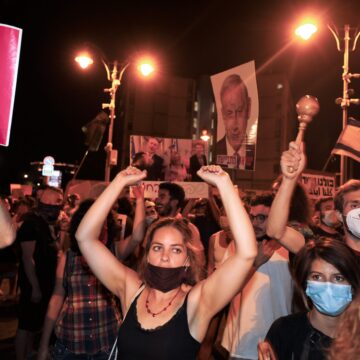 Thousands of Israelis rally against Netanyahu