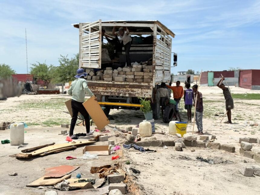 Oshakati Residents Ovakalimo vaShakati va mona omalukalwa opakafimbo molwefundja
