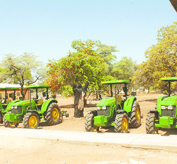 Ploughing tractors Etemo momupini …omambakumbaku epangelo a hovela okupulula