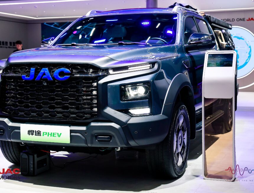 Shine JAC Smart and electric vehicles excel at international show