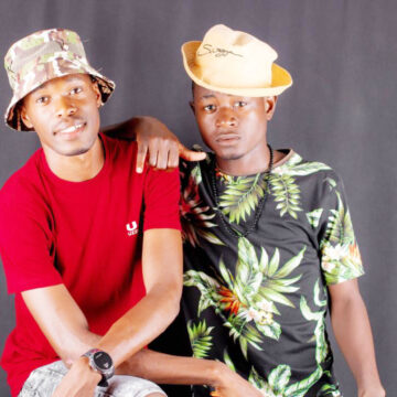 Singers Aamati vo Amadoz tave shi endifa mowela wokushika eengalo