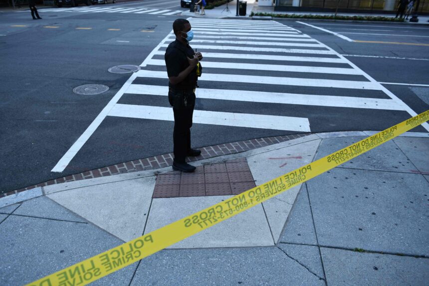 US-WHITE HOUSE-SHOOTING Man shot outside White House