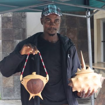Okuhonga oikwatelwa okati komokutwi kuAngula