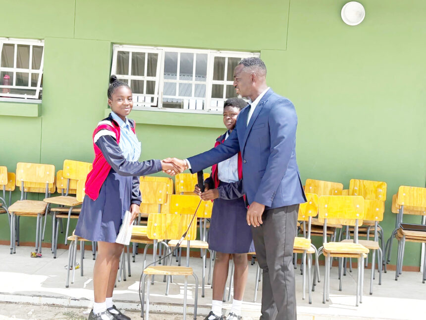 Ngoloneya waShana a yandja oipundi kofikola 