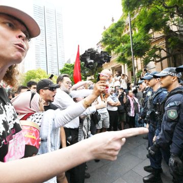 Sydney police pepper spray protestors amidst Israeli visit