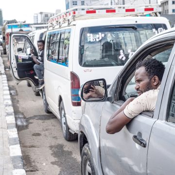 Overnight petrol queues in Ethiopia