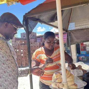 Aanangeshefa aashona yaMuthiya ya holola enyanyu