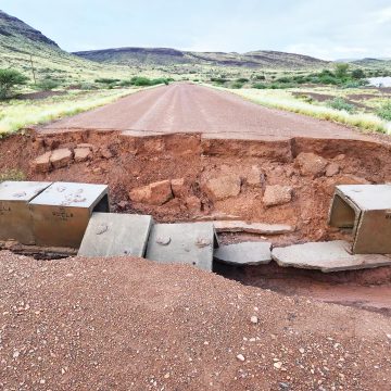 Heavy rains flood //Kharas roads …residents cut off from basic services