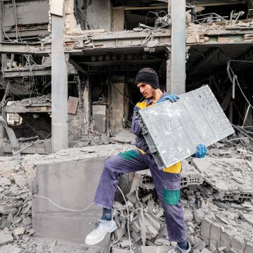 Iran, Israel trade strikes as US mulls ground assaults 