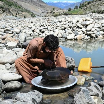 Afghans comb riverbed in search of gold dust
