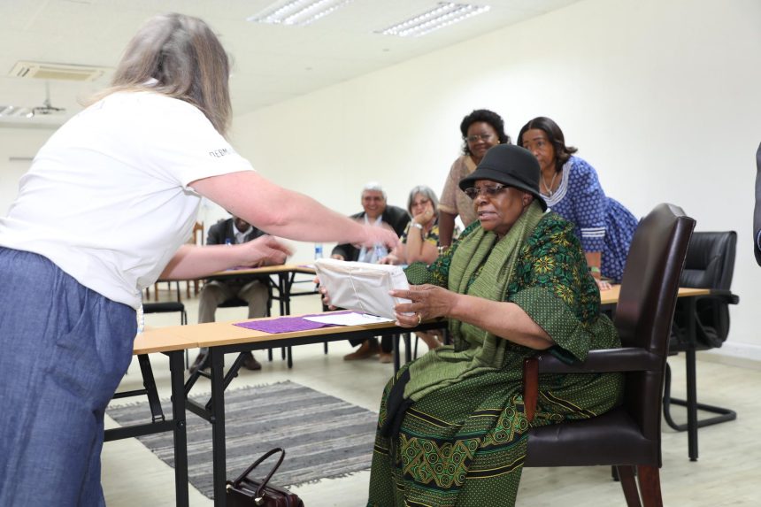 Bees Day NNN a dimbuluka efiku leenyiki mounyuni